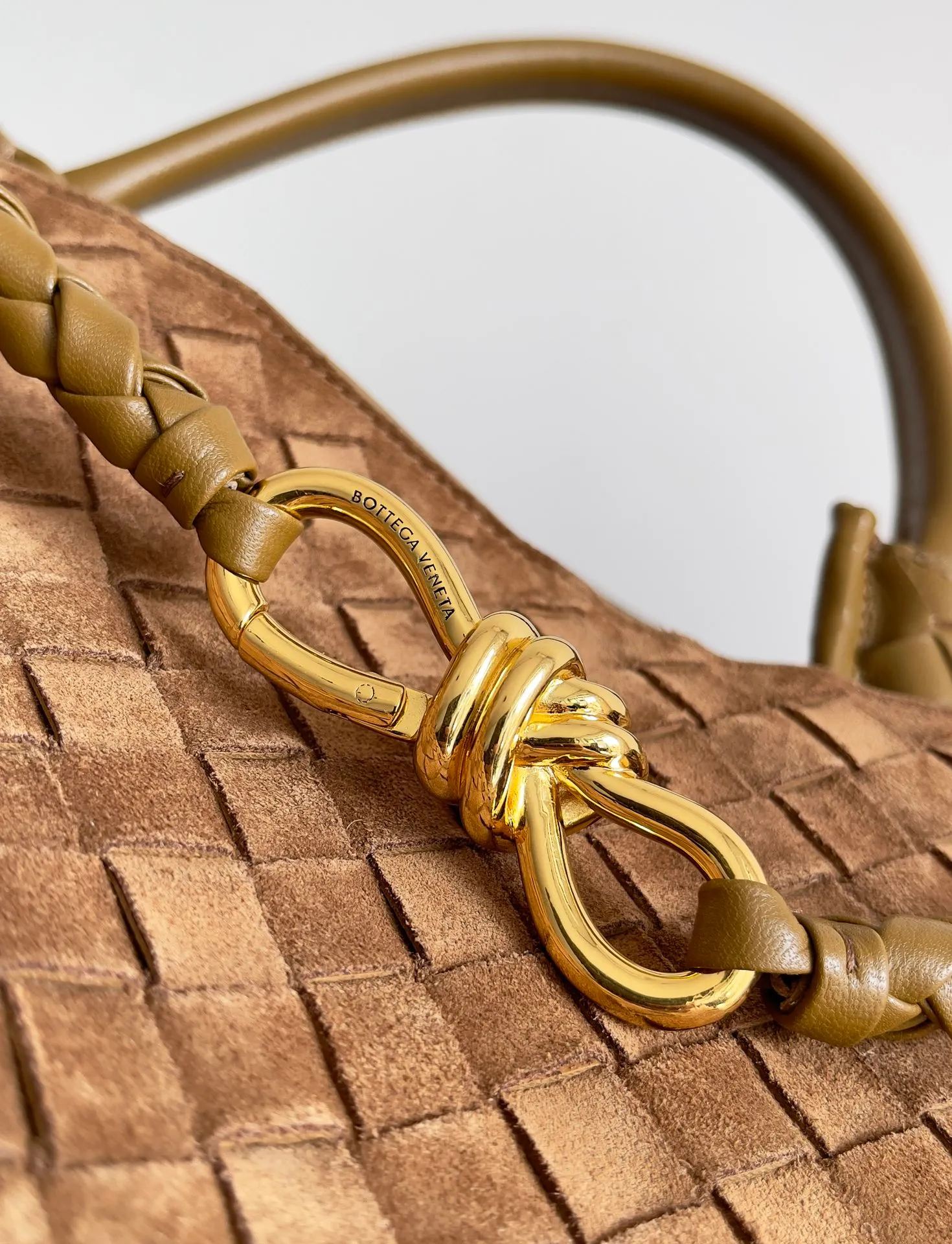 Batch 3760 Recently, the same style of bag that celebrities love is both high-end and practical. Michelle Yeoh, Kim Namjoon, Jing Boran, Tong Liya, Sun Qian, Wu Qianyu, Du Juan, Ma Yili and Bai Baihe are all carrying Bottega Veneta summer series Andiamo handbags. Andiamo has a simple structure and rounded lines. The whole piece is made of Nappa leather. It is comfortable, soft and dynamic. It adds interest to daily life and can be easily matched with various styles. Andiamo handbags are available in three sizes: small, medium and large. There are many colors to choose from, which can meet different needs. You can really carry it whether it is daily or attending events. Style number: 743575 Size: 45*22*34 including handle height 44cm